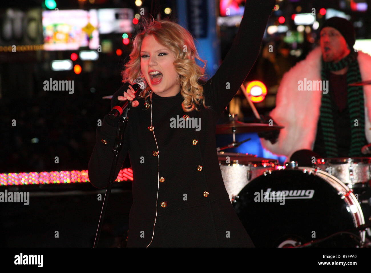 NEW YORK - 31 DÉCEMBRE : Taylor Swift joue sur la scène lors de la cérémonie d'abaisser le bal du Nouvel An à Times Square le 31 décembre 2008 à New York. (Photo par Steve Mack/S.D. Mack Photos) Banque D'Images