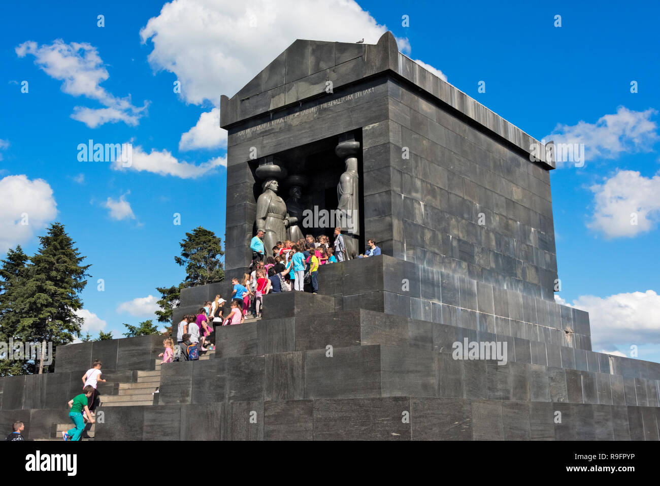 Les touristes au monument aux héros inconnus sur mountain Avala, Belgrade, Serbie Banque D'Images