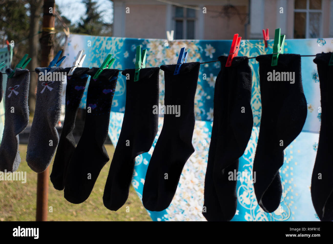 Les chaussettes sont séchées sur une corde Banque D'Images