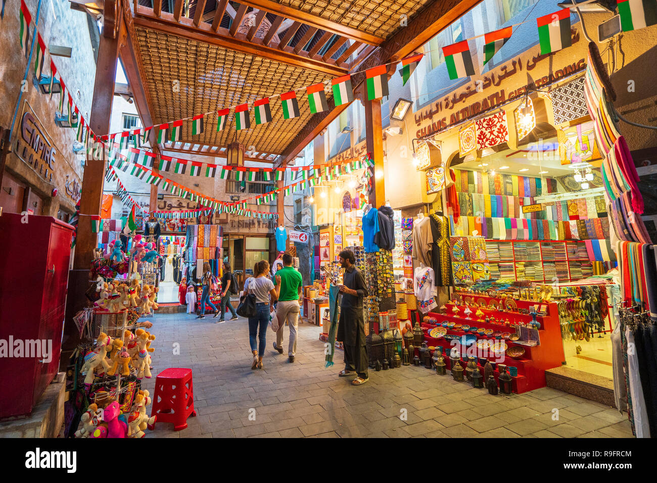 Vue des stands du souk de Dubaï à Al Fahidi Dubaï, Émirats arabes unis Banque D'Images