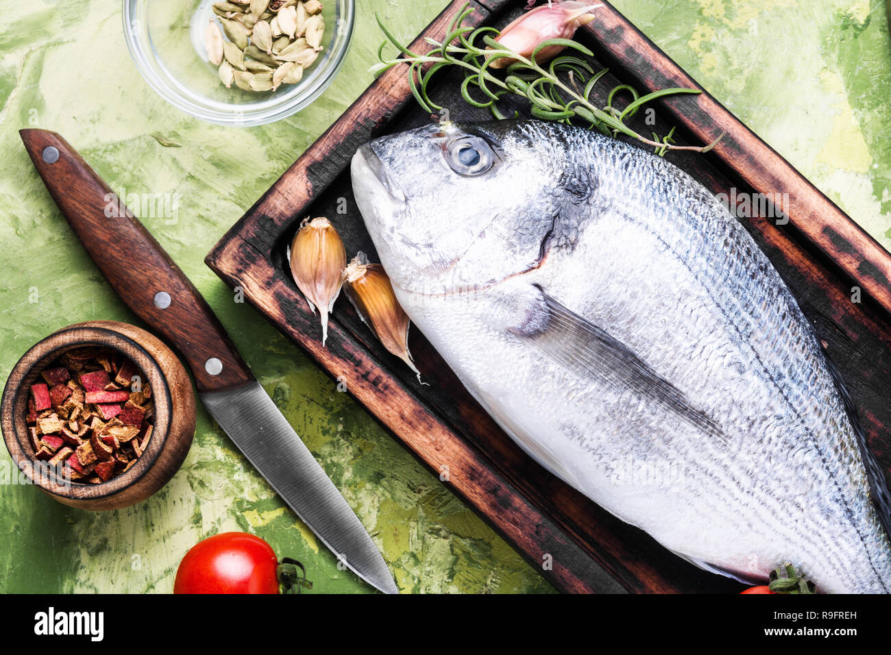 Poissons crus frais dorado avec des ingrédients pour la cuisine Banque D'Images
