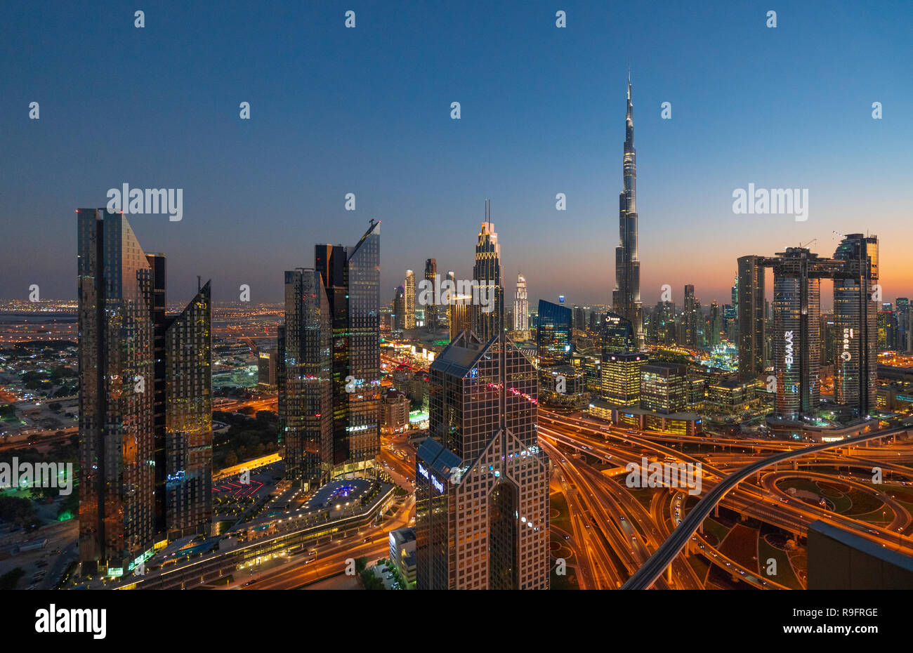 Cityscape view de Burj Khalifa et échangeur de la complexe et gratte-ciel le long de la route Sheikh Zayed dans la soirée à Dubaï, Émirats arabes unis, Banque D'Images