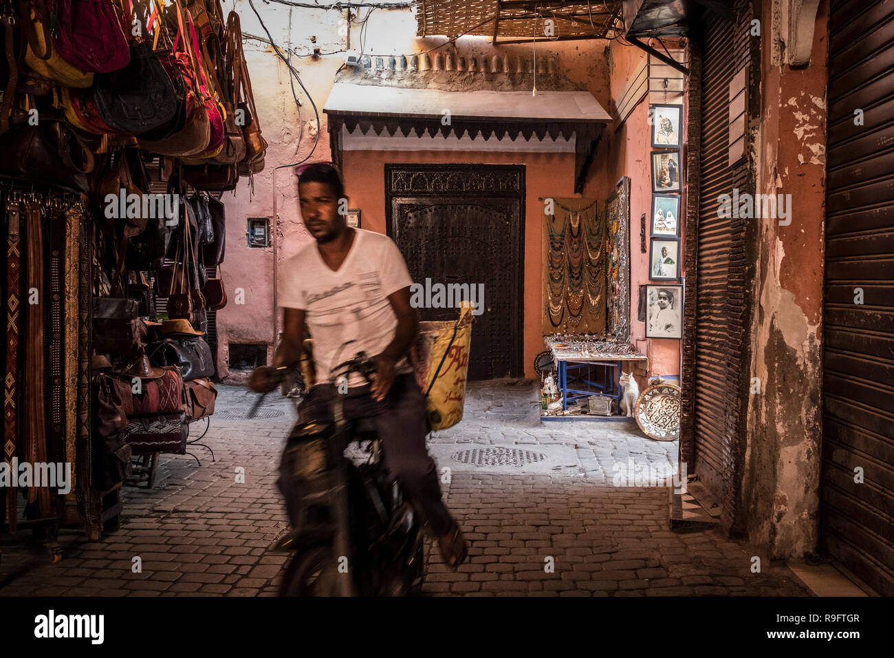Marrakech, Maroc - 18 septembre 2017 : le vélo dans le souk de Marrakech Banque D'Images