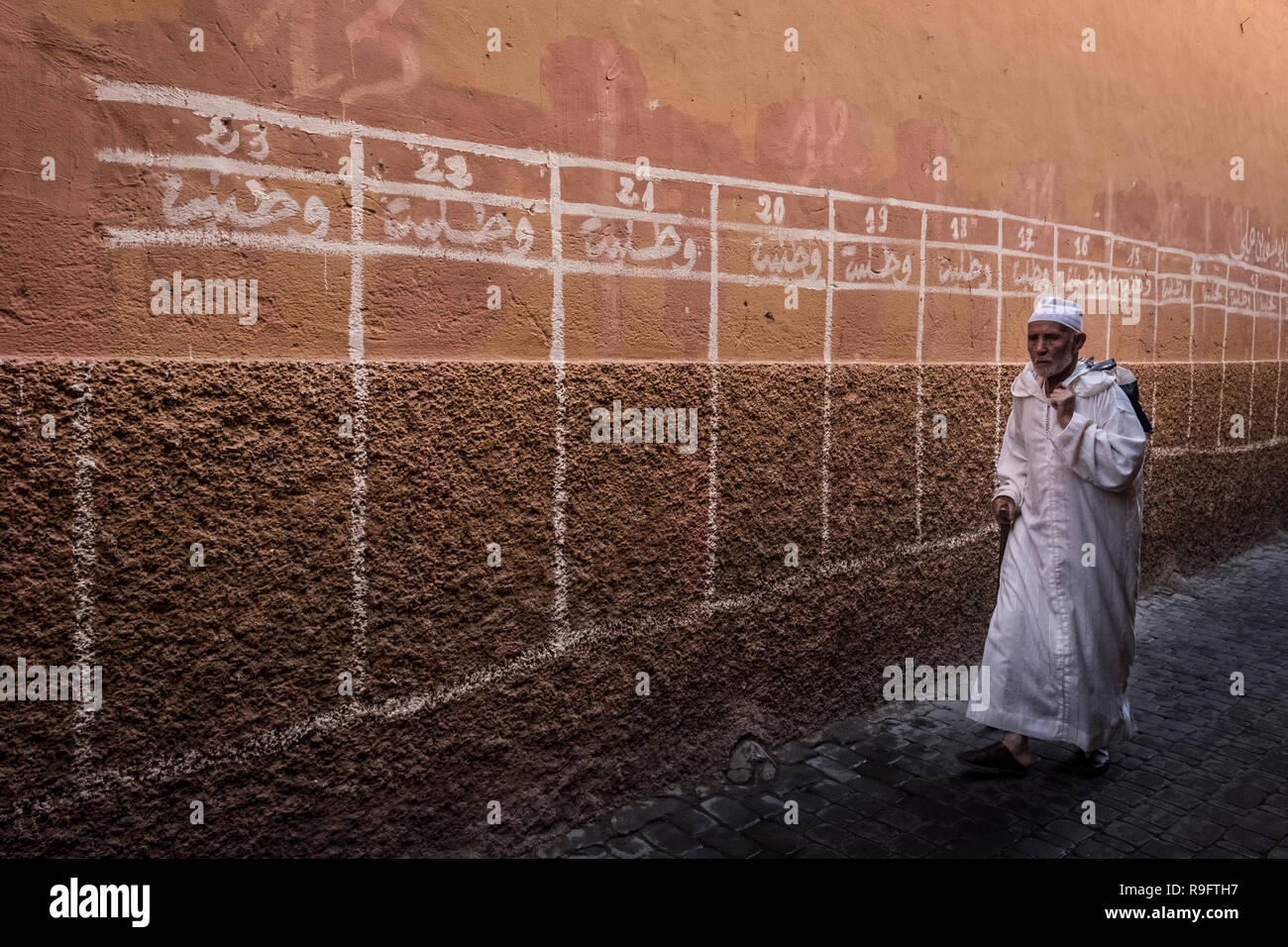 Marrakech, Maroc - 18 septembre 2017 : man walking à médina de Marrakech Banque D'Images