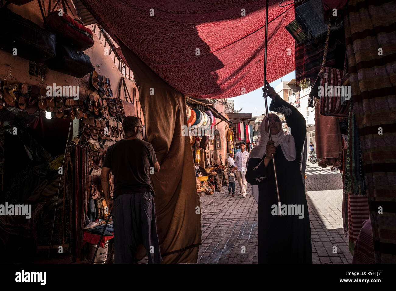 Marrakech, Maroc - 18 septembre 2017 : Le montage d'un auvent sur les souks de Marrakech Banque D'Images
