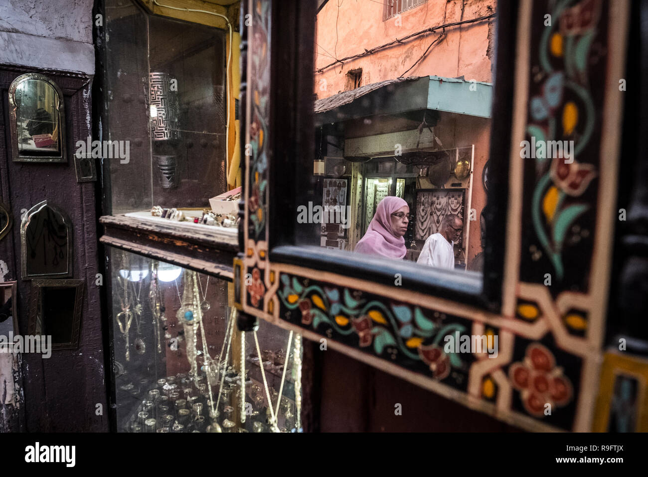 Marrakech, Maroc - 18 septembre 2017 : Les gens réfléchi sur un miroir sur les rues de Marrakech Banque D'Images