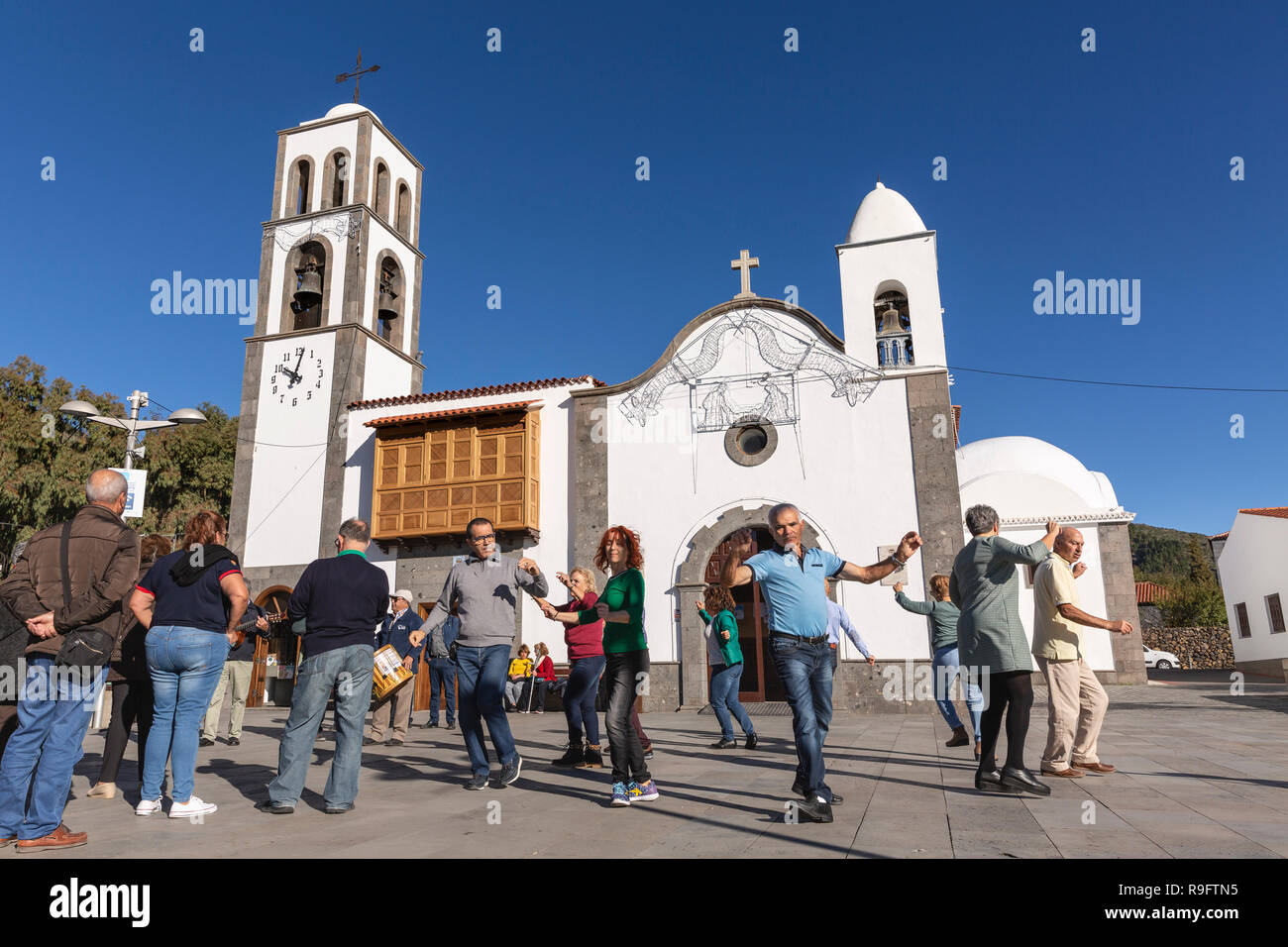 Groupe folklorique danse de la Plaza de Santiago del Teide, un jour ensoleillé, Tenerife, Canaries, Espagne Banque D'Images