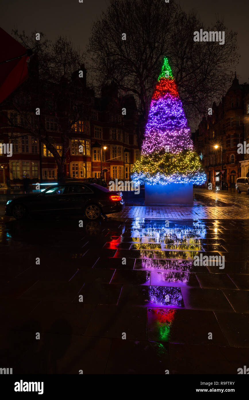 Londres - le 23 décembre 2018 : L'hotel Connaught's iconic arbre de Noël sur Mount Street à Mayfair, Londres est conçu par le célèbre artiste conceptuel Banque D'Images