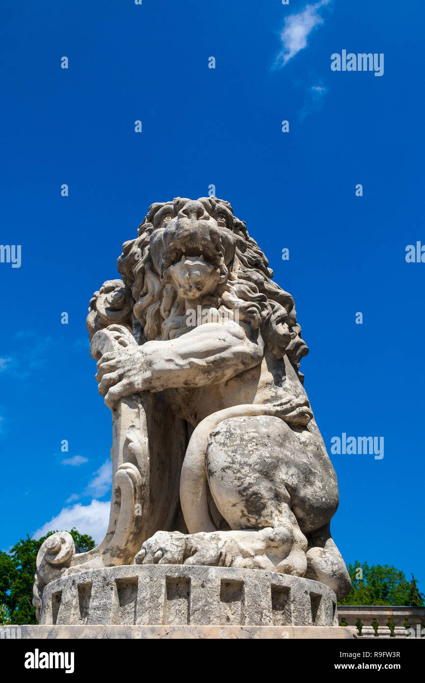 Great low angle view of a statue de lion héroïque en pierre avec un beau fond de ciel bleu sur une belle journée ensoleillée dans le célèbre palais Nymphenburg... Banque D'Images