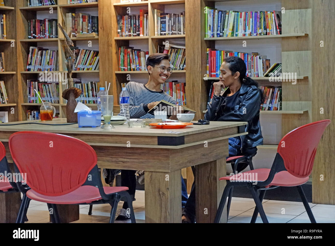 Deux man reading a book Banque D'Images