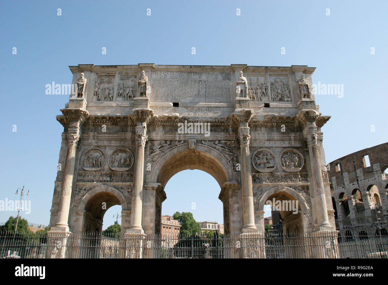 L'art romain Arc de Constantin. Arc triomphal. Il a été érigé pour commémorer la victoire de Constantin sur Maxence au batlle du pont Milvius (28 octobre 312). La réutilisation de parties d'anciens bâtiments. Voir l'arche vu Via Triumphalis formulaire. IV siècle ap. Rome. L'Italie. L'Europe. Banque D'Images