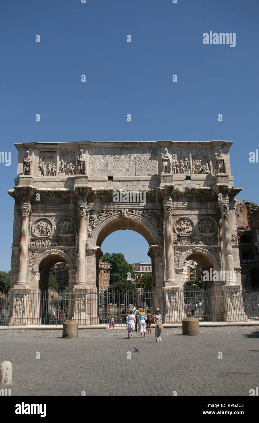 L'art romain Arc de Constantin. Arc triomphal. Il a été érigé pour commémorer la victoire de Constantin sur Maxence au batlle du pont Milvius (28 octobre 312). La réutilisation de parties d'anciens bâtiments. Voir l'arche vu Via Triumphalis formulaire. IV siècle ap. Rome. L'Italie. L'Europe. Banque D'Images