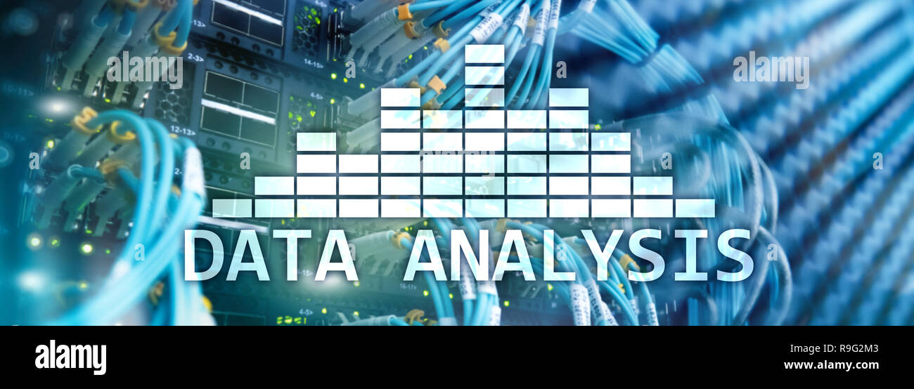 L'analyse des Big Data texte sur arrière-plan de la salle serveur. Internet et la technologie moderne concept. Banque D'Images