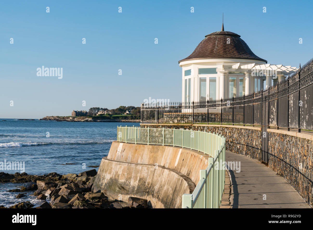 Falaise rocheuse le long de la côte de Newport, Rhode Island Banque D'Images