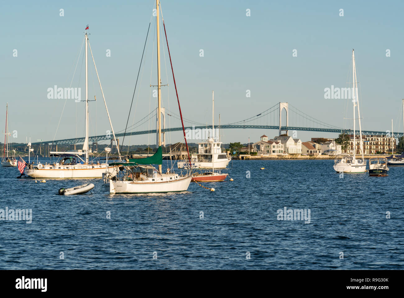 NEWPORT, RHODE ISLAND - 30 septembre 2018 : bateaux amarrés dans la baie de Newport, Rhode Island Banque D'Images