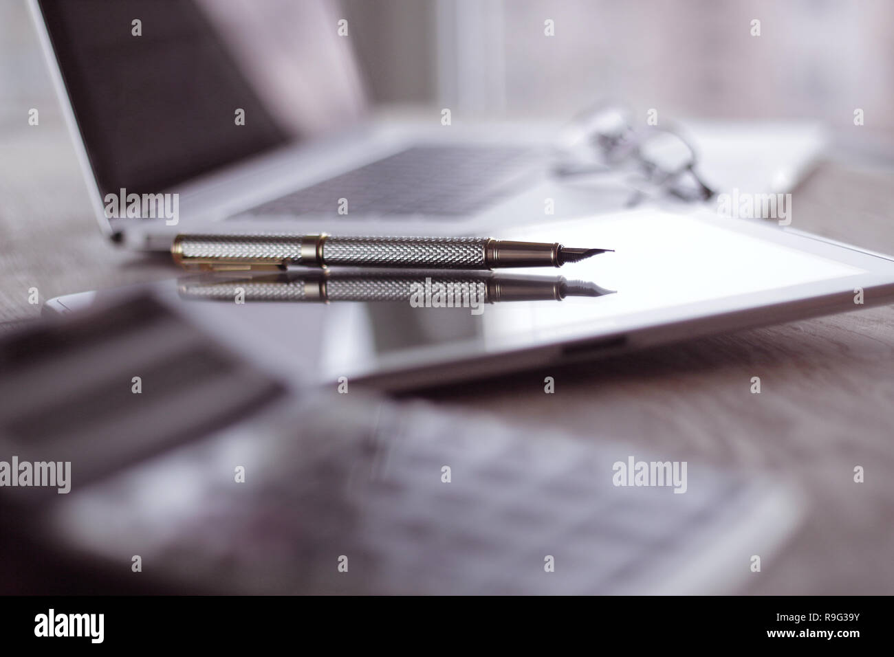 Close up.stylo élégant sur fond de travail floue Banque D'Images