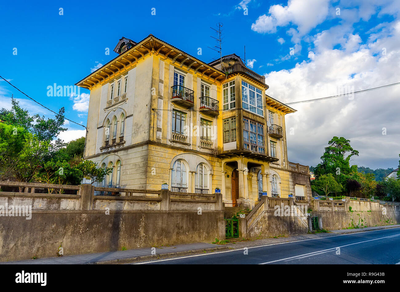 Vieille maison jaune. Banque D'Images