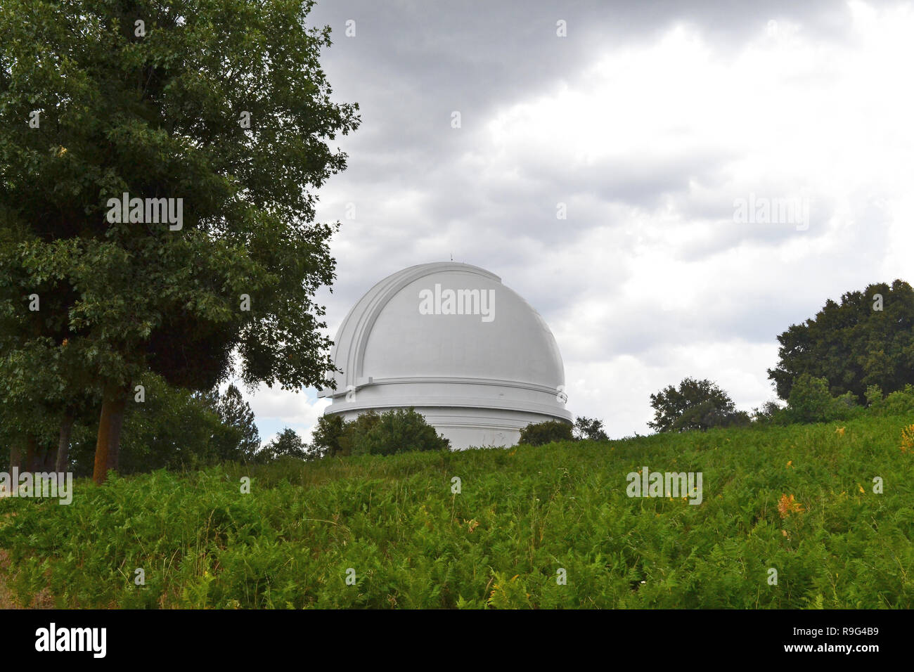 Un après-midi pluvieux, orageux au Palomar historique Observatoire de la montagne, en Californie, le comté de San Diego. Juillet 2018. L'établissement est à 6 000 ft Banque D'Images