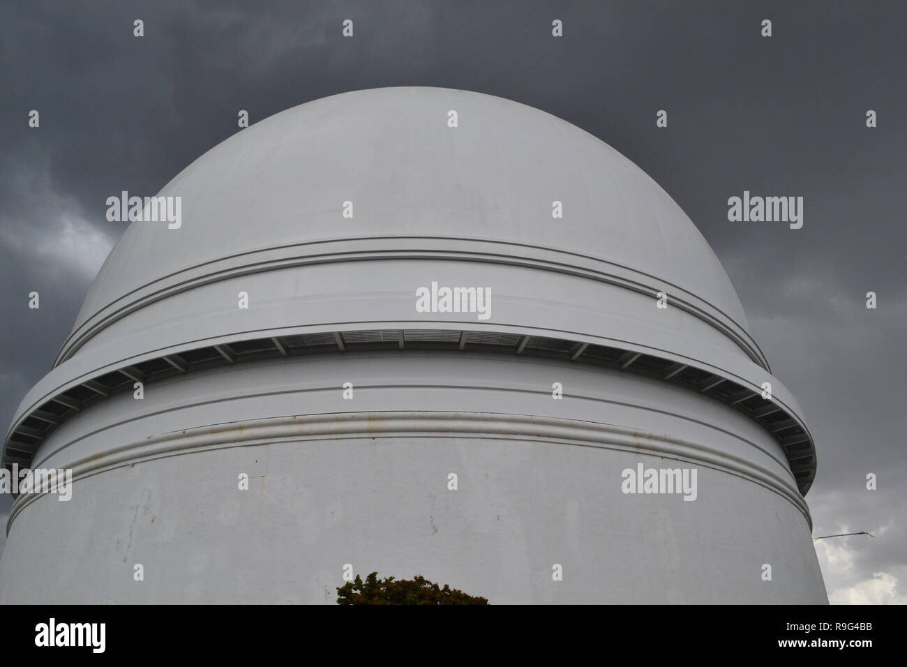 Un après-midi pluvieux, orageux au Palomar historique Observatoire de la montagne, en Californie, le comté de San Diego. Juillet 2018. L'établissement est à 6 000 ft Banque D'Images