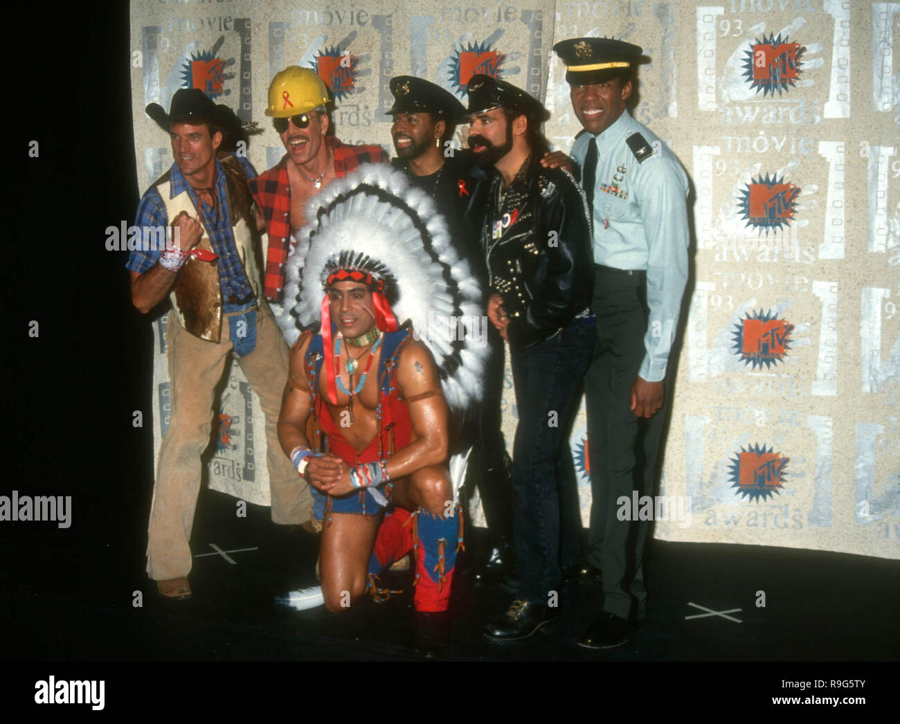 BURBANK, CA - 5 juin : Chanteurs David Hodo, Felipe Rose, Ray Simpson, Glenn Hughes et Alex Briley du village participent à la deuxième édition annuelle de la MTV Movie Awards le 5 juin 1993 à Walt Disney Studios de Burbank, Californie. Photo de Barry King/Alamy Stock Photo Banque D'Images