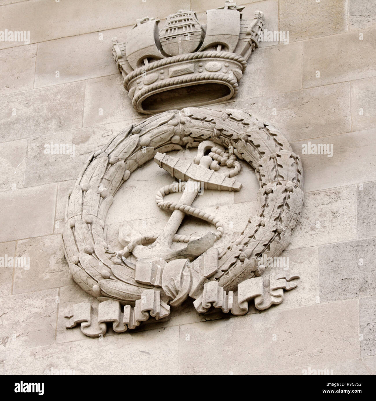 Sculpture d'une couronne et d'ancre sur le mémorial naval de Chatham en Angleterre Banque D'Images