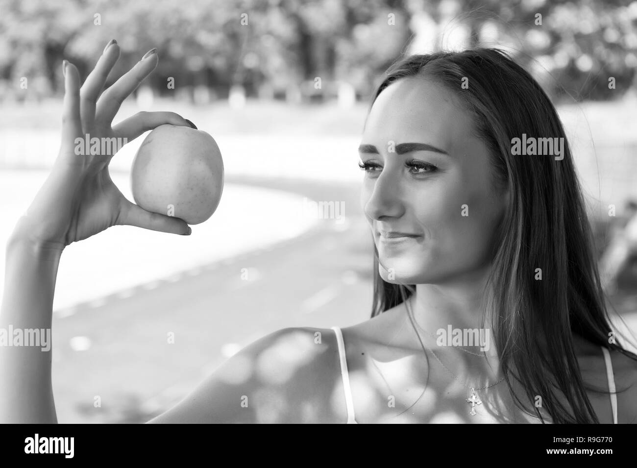 Femme adorable et en bonne santé est titulaire de pomme verte. Secret de sa beauté est une alimentation saine. Suivre un régime fille ou le soutien de vie végétarien. Les fruits contiennent des vitamines importantes pour le corps humain et les acides. Banque D'Images