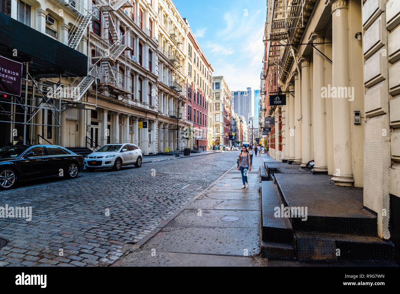 La ville de New York, USA - 25 juin 2018 : Greene Street mode de luxe avec des magasins de détail dans le quartier historique de fonte de Soho à New York. Banque D'Images