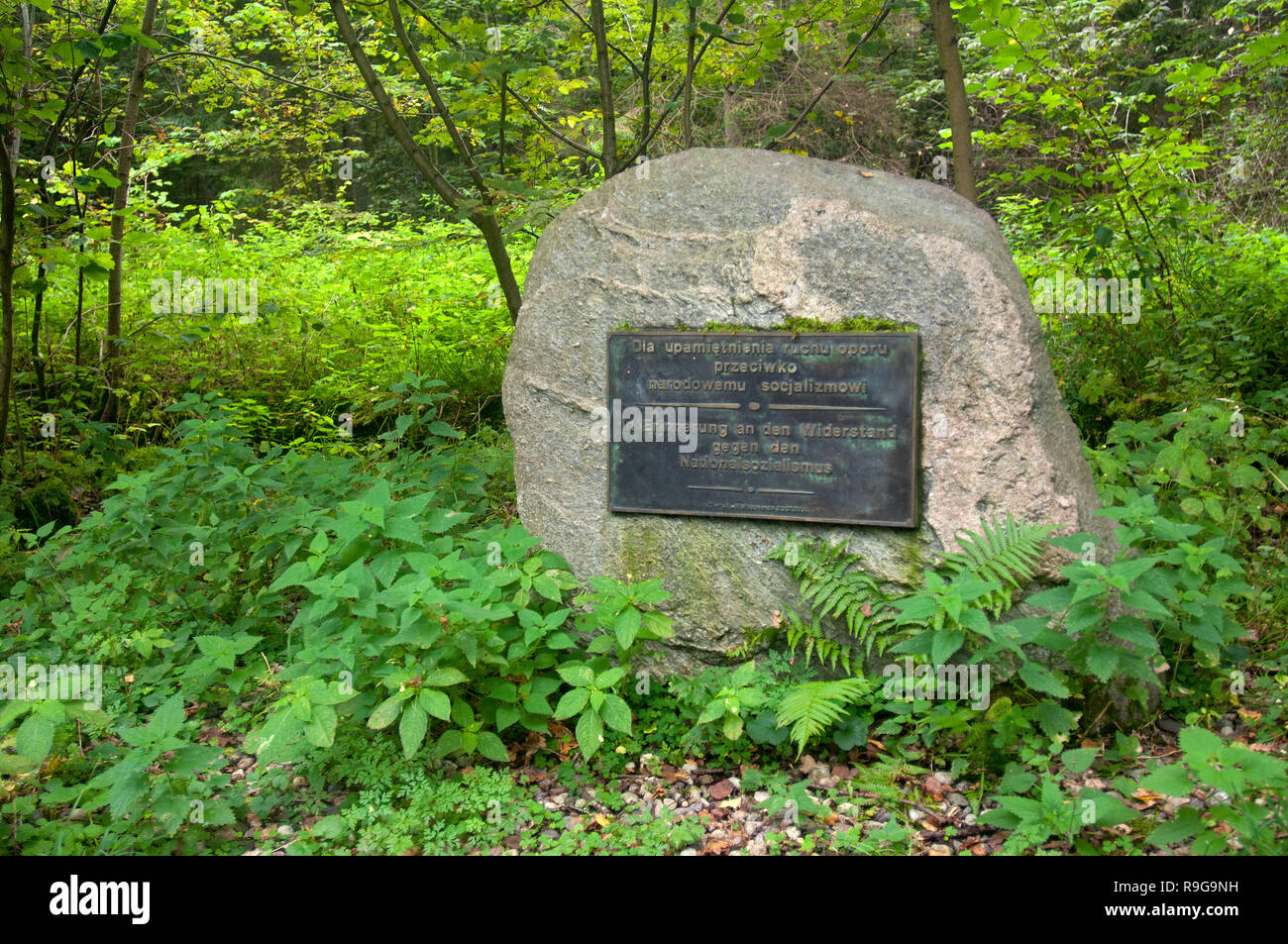 Plaque commémorative à la mémoire de la résistance contre le national socalism, Wolf's Lair, siège de l'ordre du Führer, Adolf Hitler, Rastenburg, la Mazurie, Pologne Banque D'Images