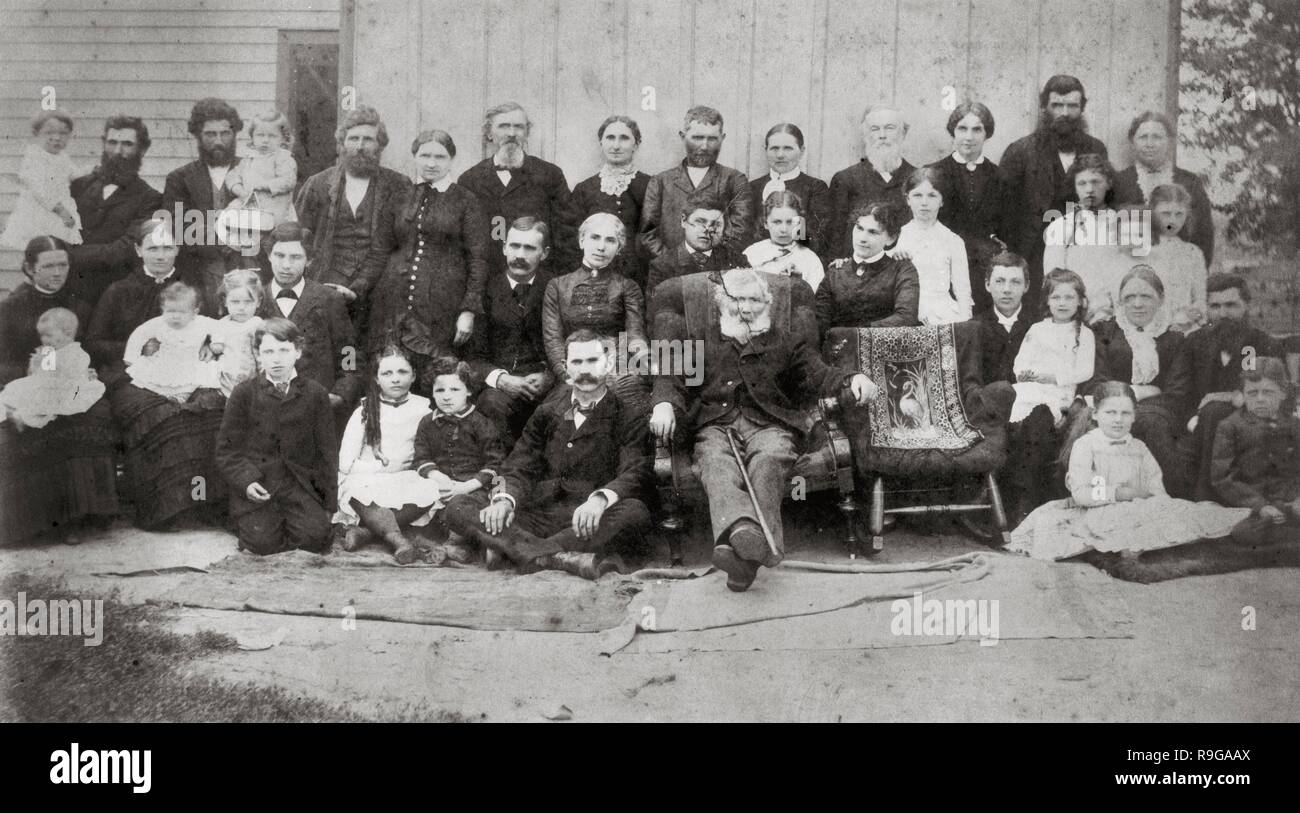 Familia Lloyd-Jones, 1883. Un portrait de groupe d'environ 40 membres de la famille de Lloyd Jones. La chaise vide de la première rangée a été mis en mémoire de l'épouse de Richard Lloyd Jones. Dans la rangée arrière, de gauche à droite sont maintenant Enos Chester, James Scott, John Holding, Nettie, Thomas B. Jones, Margaret, Thomas, Esther, William Carey Wright et sa femme Anna (les parents de Frank Lloyd Wright), Philip James, et de Marie. Au milieu de deux à partir de la gauche sont Elinor holding Agnes, Laura holding Maud, J. Richard holding Gwen, Orren, Ellen, Edward, M. Helen, Jane (avec sa nièce Jane debout derrière elle), Elsie Banque D'Images