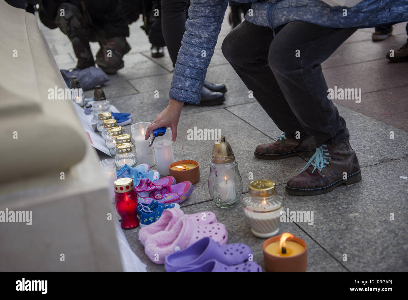 Varsovie, Pologne. Dec 23, 2018. Les protestataires sont considérés des bougies d'éclairage pendant la manifestation.à l'échelle nationale, la grève des femmes (OgÃ³lnopolski Strajk Kobiet) a organisé la campagne intitulée ''Nous accuser les pédophiles''. Aux portes des églises autour de la Pologne, les chaussures pour enfants ont été pendus et bougies ont été allégées pour commémorer les victimes d'enfants abusés sexuellement par des prêtres catholiques. À Varsovie, l'action a eu lieu dans la vieille ville, église de Saint Anne. Credit : Attila Husejnow SOPA/Images/ZUMA/Alamy Fil Live News Banque D'Images