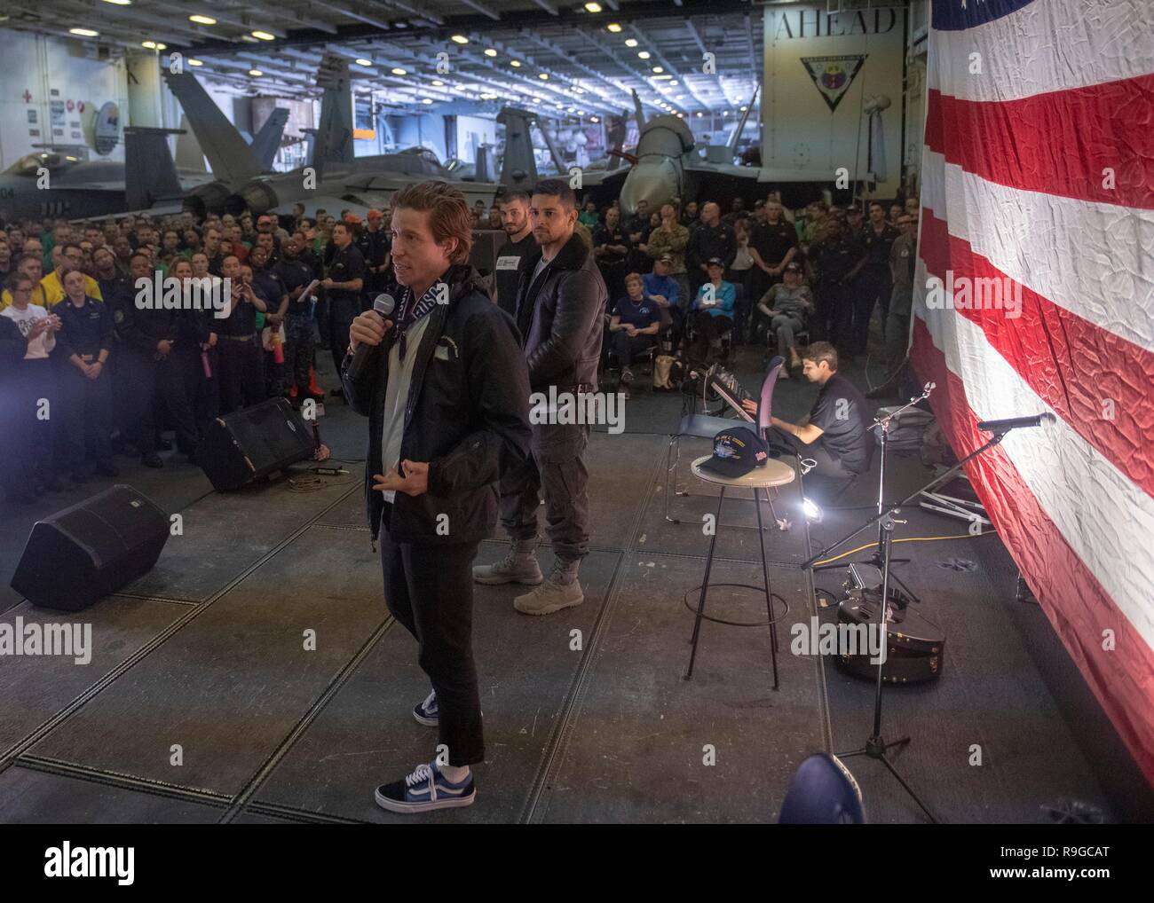 USS Stennis Craft Air Carrier, de l'Oman. Dec 23, 2018. Trois fois médaillé d'or olympique Shaun White lors de l'USO spectacle de Noël pour les membres de service déployés à bord du porte-avions USS John C. Stennis, 23 décembre 2018 dans le golfe Persique. Cette année, les acteurs du spectacle : Milo Ventimiglia, Wilmer Valderrama, DJ J Dayz, Nord l'homme sur terre Matt Fraser, 3 fois médaillé d'or olympique Shaun White, chanteuse de musique Country Kellie Pickler, et comédien Jessiemae Peluso. Credit : Planetpix/Alamy Live News Banque D'Images
