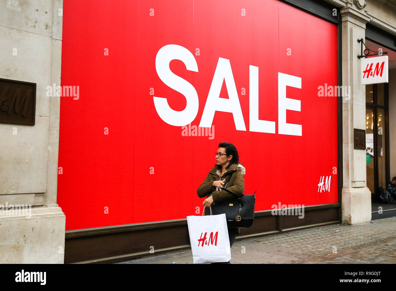 H&m shopping bag Banque de photographies et d'images à haute résolution -  Alamy