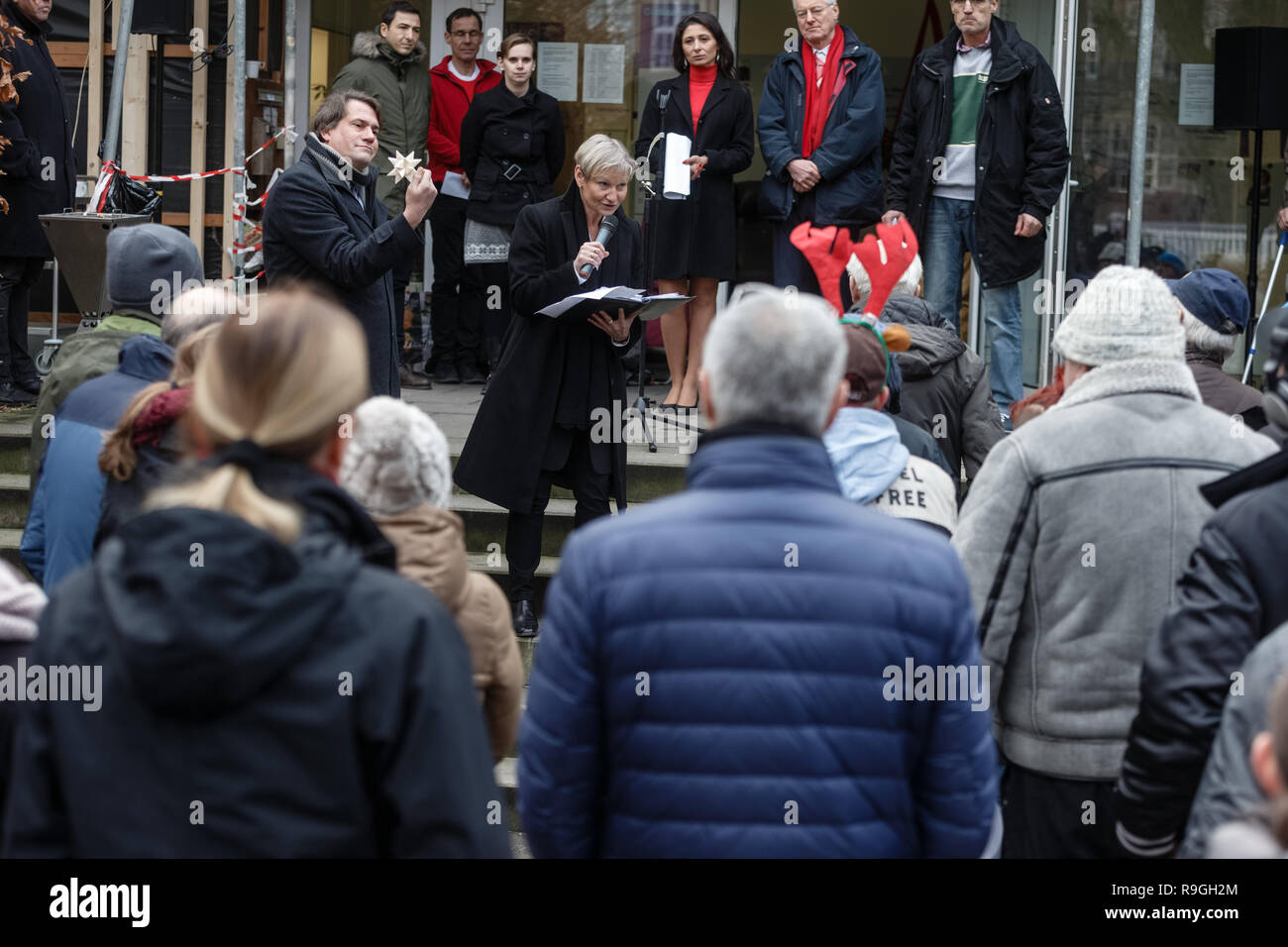 Hambourg, Allemagne. Le 24 décembre, 2018. Kirsten Fehrs, évêque de l'Evangelische Nordkirche, lit l'histoire de Noël devant le Centre de jour (TAS) pour les sans-abri, la veille de Noël. Photo : Markus Scholz/dpa/Alamy Live News Banque D'Images