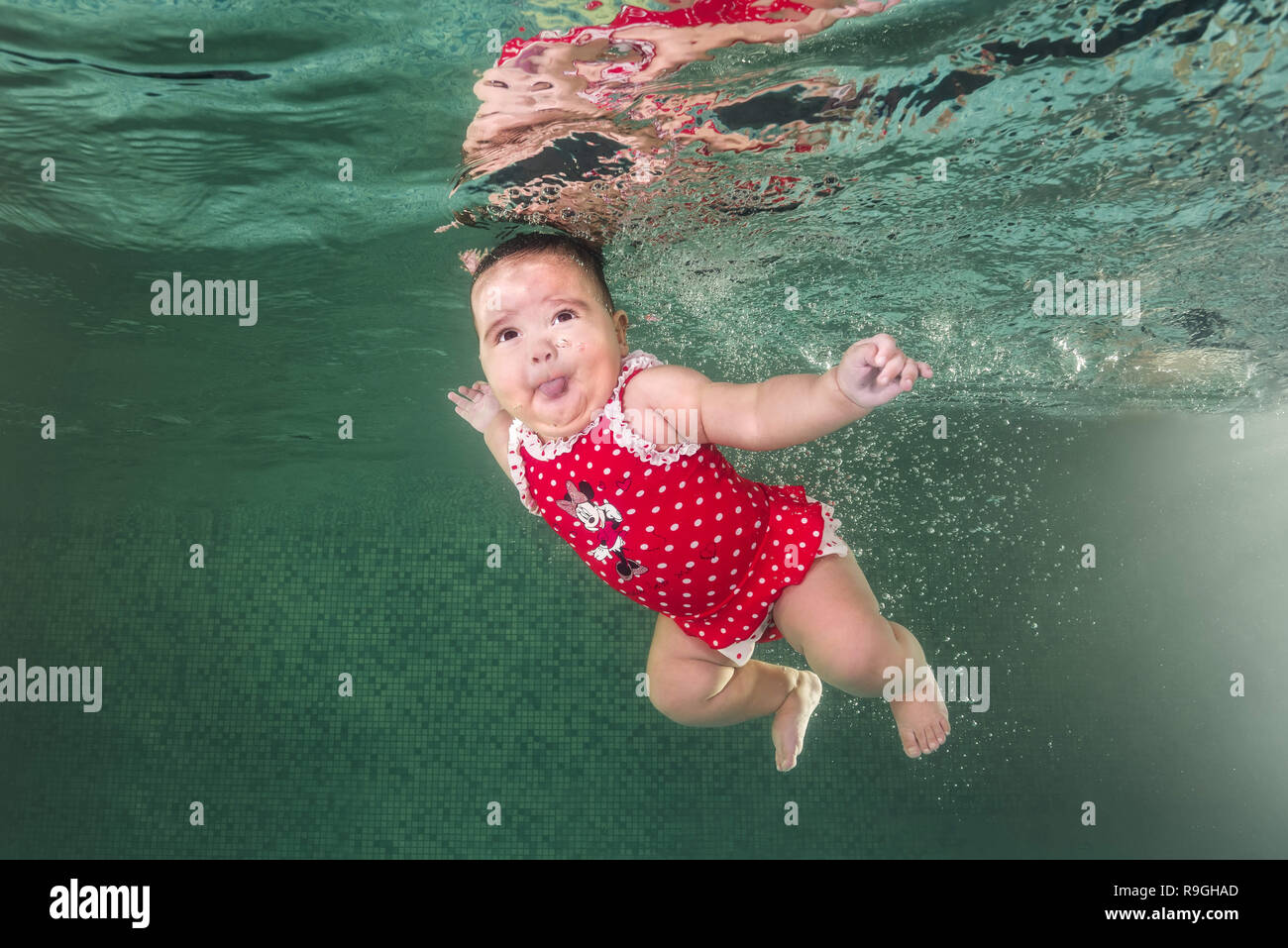 15 Decembre 18 Paris France Europe Une Petite Fille En Rouge Costume Swimmiing Apprend A Nager Sous L Eau Dans La Piscine Bebes Nageurs Sous L Eau Dans La Piscine Vie Familiale