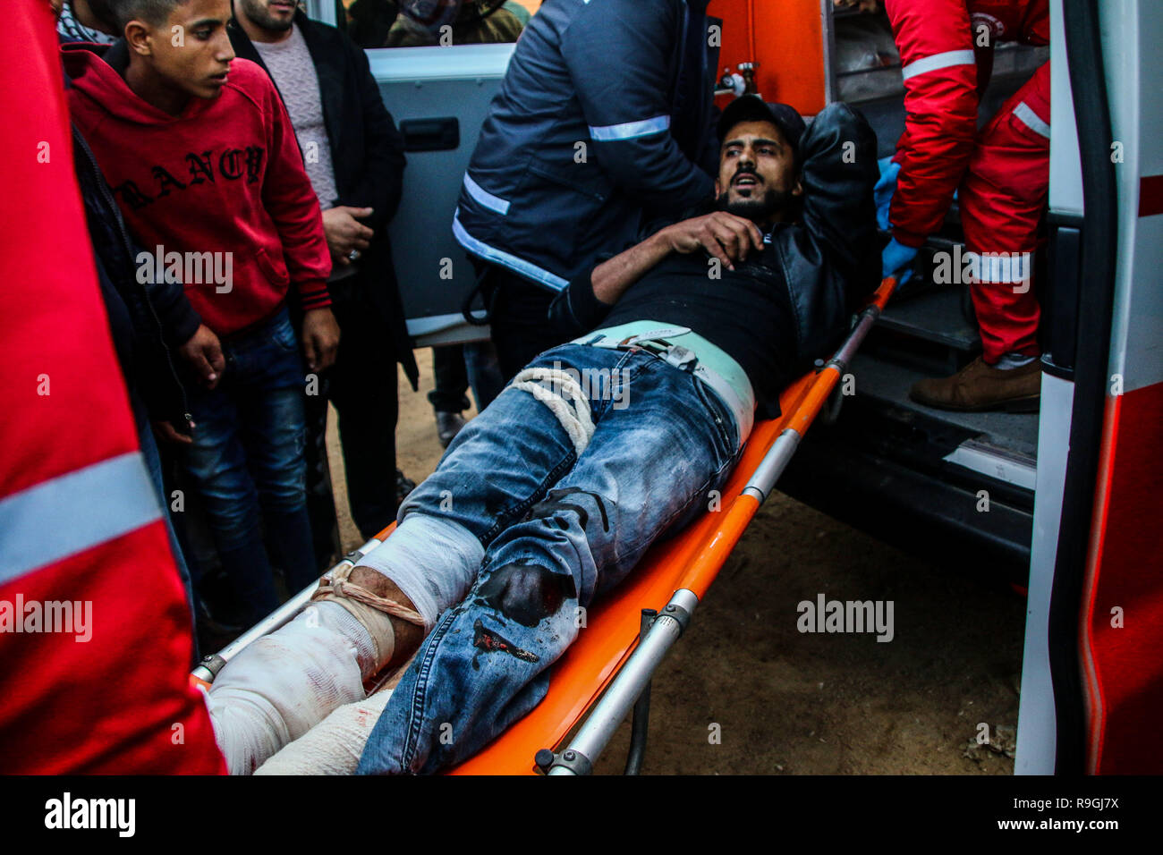 Gaza, la Palestine. Le 24 décembre 2018. Un certain nombre de Palestiniens sont blessés dans des affrontements avec les forces israéliennes sur une plage au nord-ouest de la ville de Beit Lahiya, dans la bande de Gaza. Les Gazaouis ont protesté contre le blocus naval imposé à l'enclave par Israël, alors que l'armée israélienne ont tiré à revêtement de caoutchouc et de munitions ainsi que des bombes lacrymogènes sur eux en blessant un certain nombre de manifestants. Credit : ZUMA Press, Inc./Alamy Live News Banque D'Images
