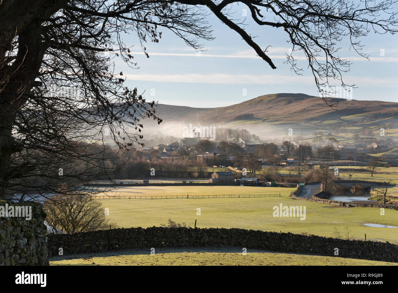 Hawes, Wensleydale, Yorkshire du Nord. Le 24 décembre 2018. Météo France : soleil et brume matinale sur Hawes, dans Wensleydale, Yorkshire Dales National Park, le 24 décembre. Crédit : John Bentley/Alamy Live News Banque D'Images