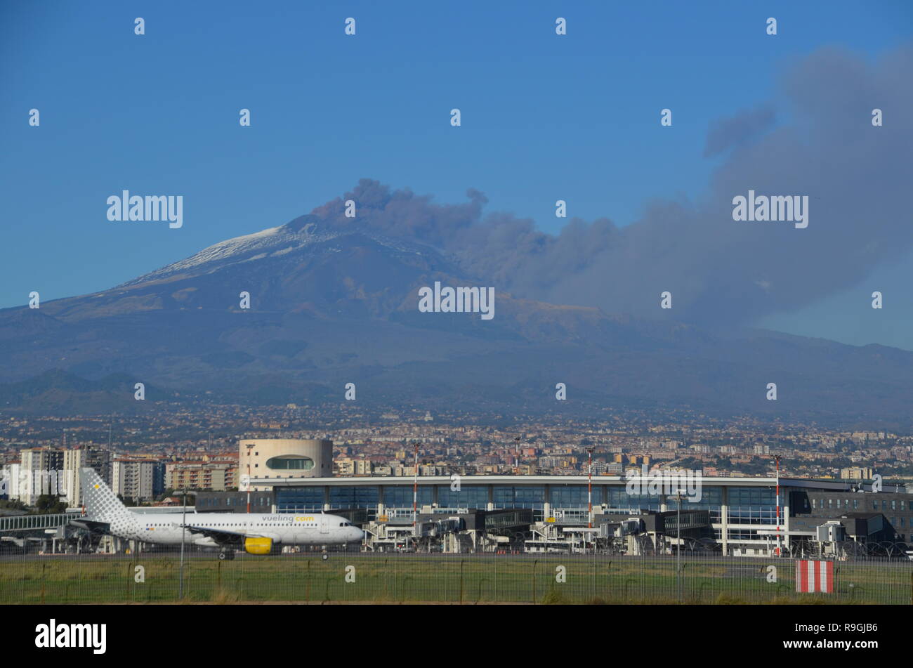 Catane, Sicile, Italie. 24 Décembre, 2018. Volcan le plus actif d'Europe, le Mont Etna, en éruption dans l'arrière-plan de l'aéroport de Catane. ont été perturbés. Credit : jbdodane/Alamy Live News Banque D'Images