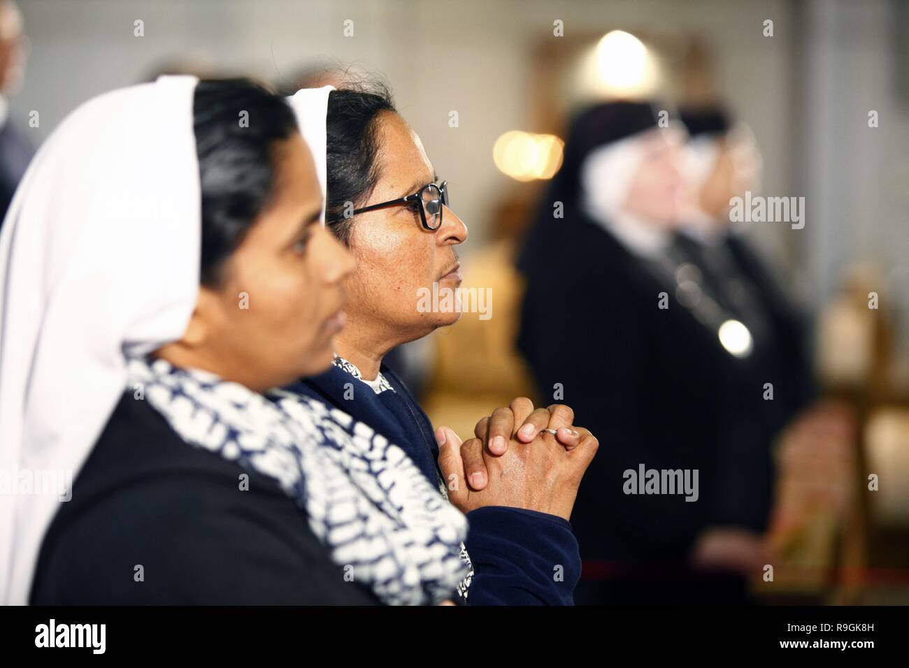 Le Caire, Égypte. Le 24 décembre, 2018. Les gens assistent à une messe de Noël à la Sainte Vierge La cathédrale de Coptic-Catholic au Caire, Égypte, le 24 décembre, 2018. Credit : Ahmed Gomaa/Xinhua/Alamy Live News Banque D'Images