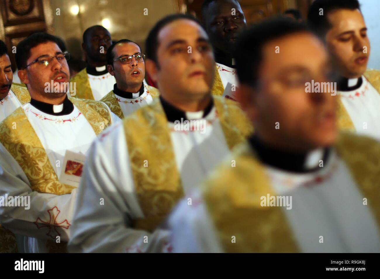 Le Caire, Égypte. Le 24 décembre, 2018. Les gens assistent à une messe de Noël à la Sainte Vierge La cathédrale de Coptic-Catholic au Caire, Égypte, le 24 décembre, 2018. Credit : Ahmed Gomaa/Xinhua/Alamy Live News Banque D'Images
