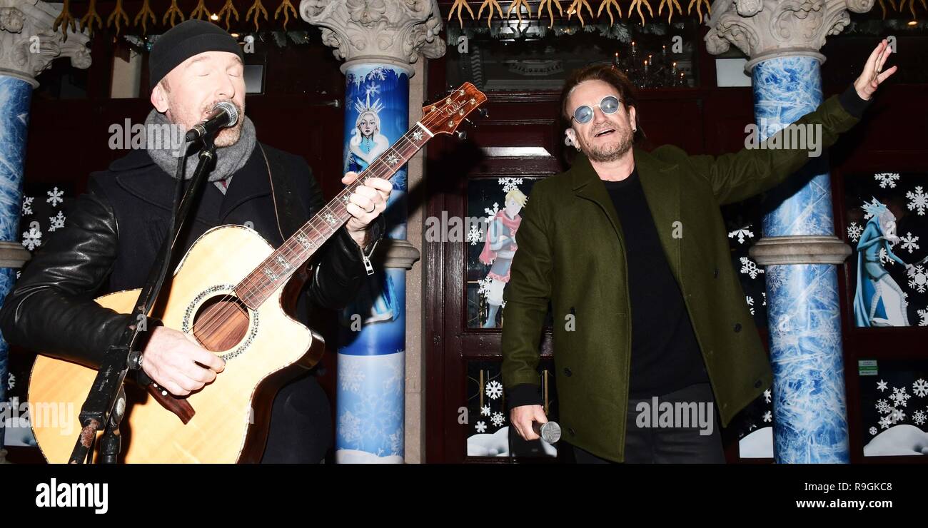 Dublin, Irlande. Le 24 décembre, 2018. U2 Bono et l'homme avant busk Ede la veille de Noël, Kings Street Dublin 2 pour recueillir des fonds pour les sans-abri. Crédit : John Rooney/Alamy Live News Banque D'Images