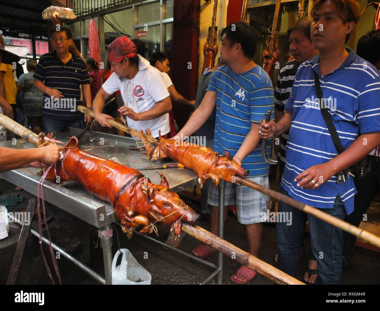 Quezon City, Philippines. 15 mars, 2012. Les gens se pressent à Laloma, à Quezon City pour acheter leur lechon préférés. Le Lechon philippin traditionnel est un produit alimentaire avec une forte demande durant les fêtes de Noël. Credit : Josefiel Rivera SOPA/Images/ZUMA/Alamy Fil Live News Banque D'Images