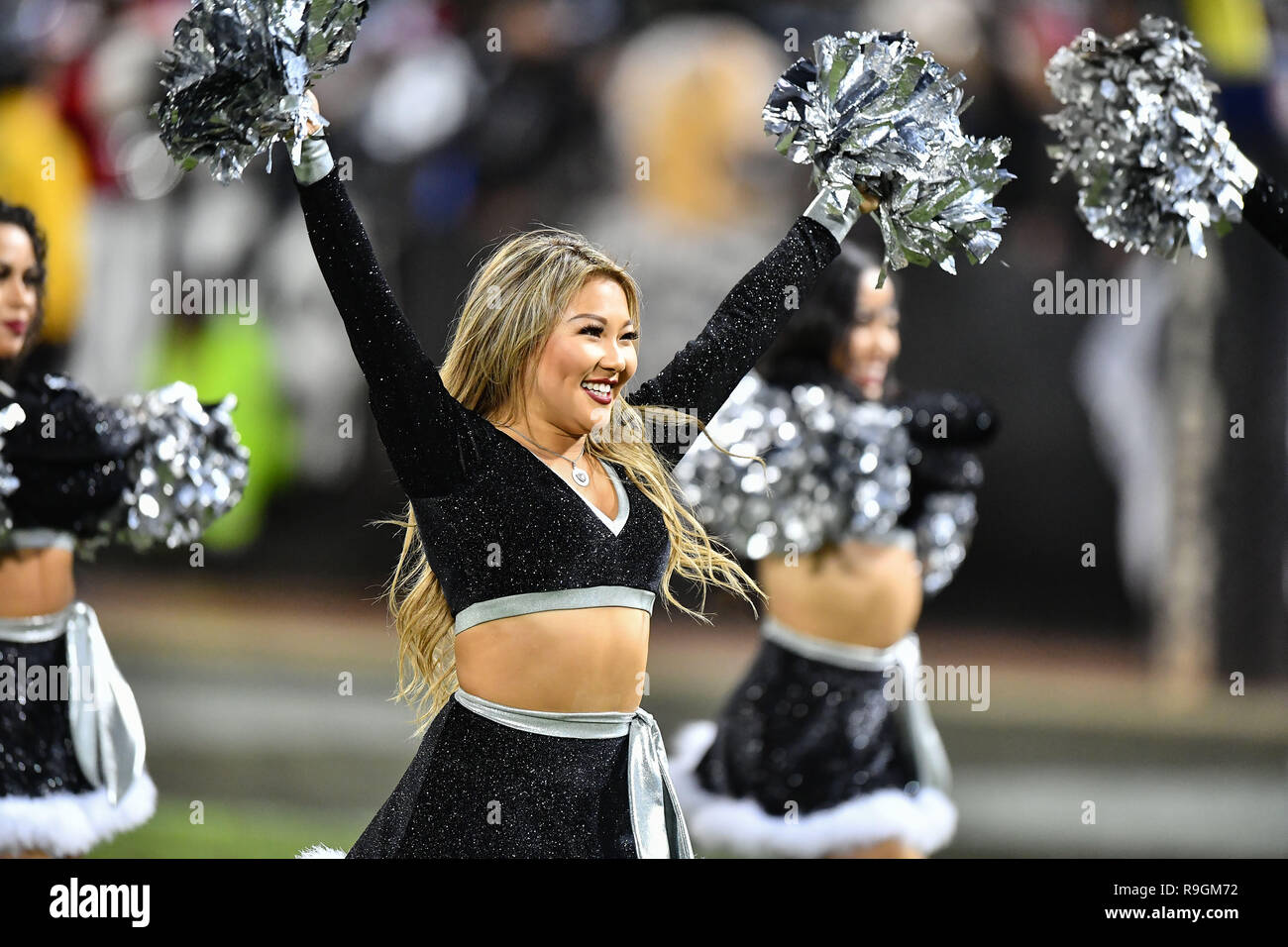 Oakland, CA. Le 24 décembre, 2018. L'Oakland Raiders cheerleaders à l'œuvre au cours de la NFL football match entre les Denver Broncos et l'Oakland Raiders à la Oakland Coliseum Alameda à Oakland, CA. Chris Brown/CSM/Alamy Live News Banque D'Images