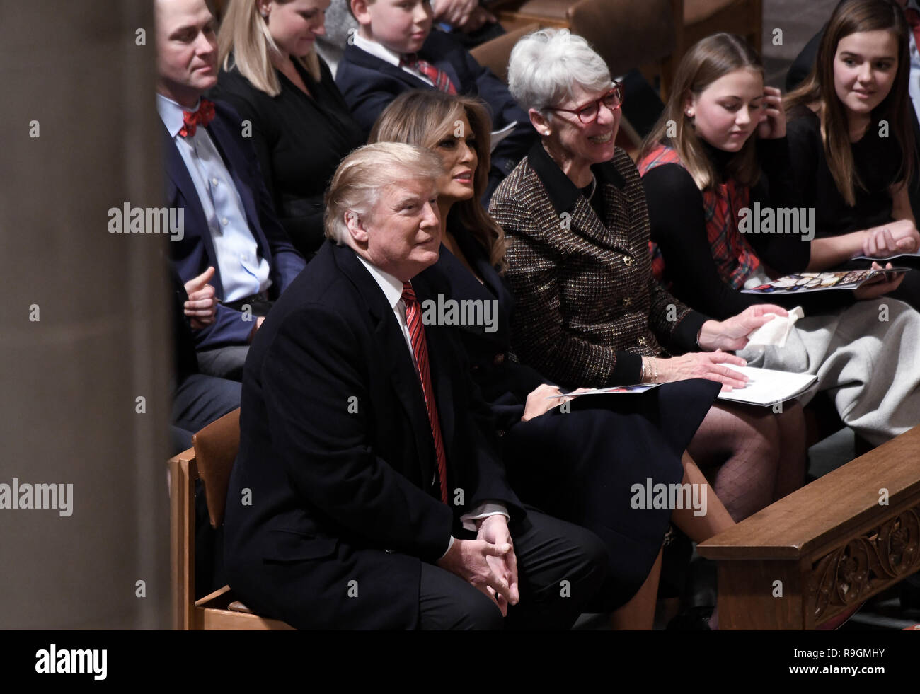 Washington, District de Columbia, Etats-Unis. Le 24 décembre, 2018. Le Président des Etats-Unis, Donald J. Trump et la première dame Melania Trump assister à la veille de Noël à la cathédrale nationale de Washington à Washington, D.C. le 24 décembre 2018 Crédit : Olivier Douliery/CNP/ZUMA/Alamy Fil Live News Banque D'Images