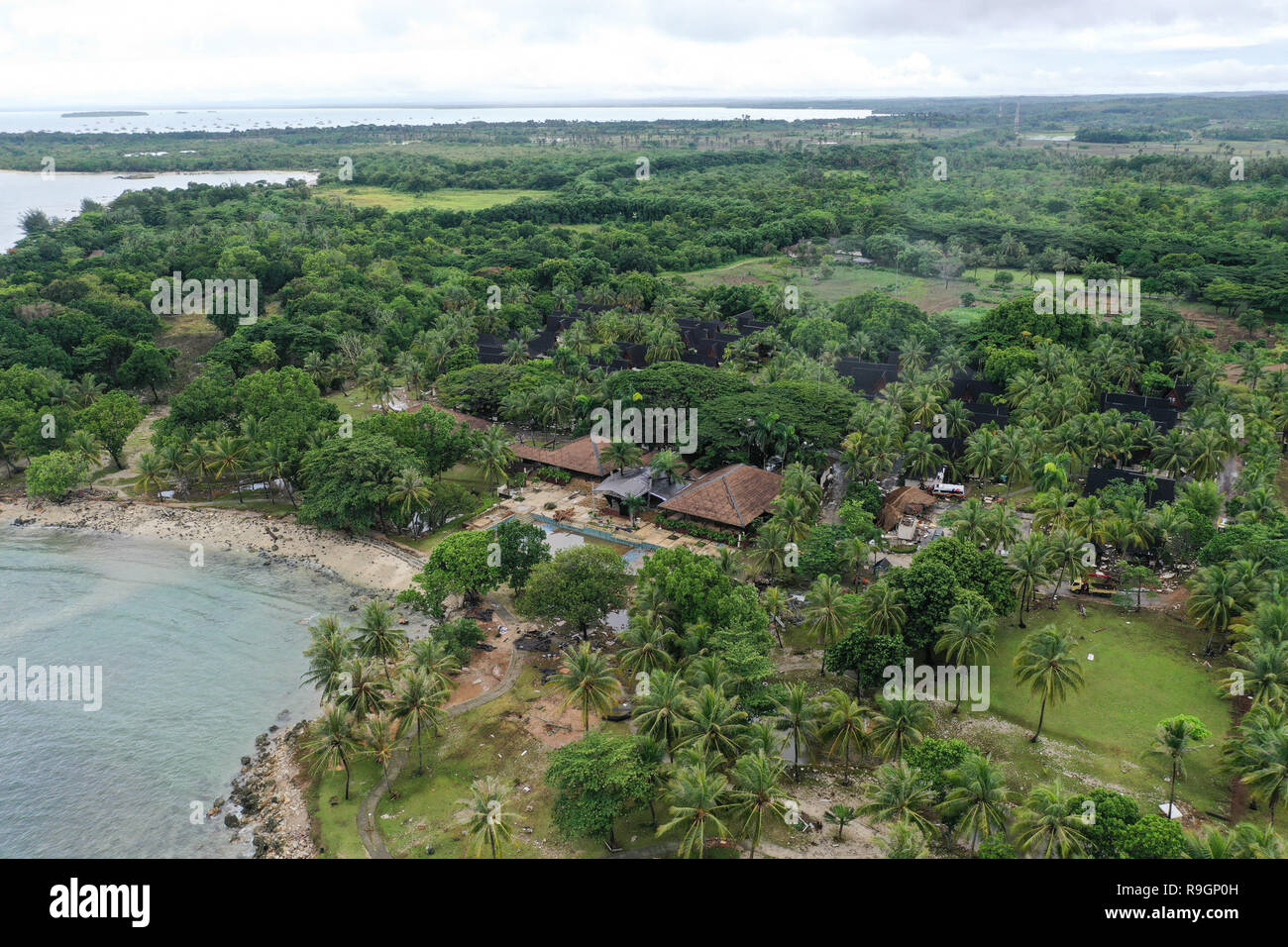 Pandeglang. Dec 25, 2018. Photo aérienne prise le 25 décembre 2018 montre endommagé Tanjung Lesung Resort de Pandeglang, province de Banten, en Indonésie. Le bilan des victimes du tsunami déclenché par une éruption volcanique dans le détroit de la sonde de l'ouest de l'Indonésie a grimpé à 429 jusqu'à présent, avec un total de 1 459 autres ont été blessés, un porte-parole de l'Office national des catastrophes a dit mardi. Crédit : Du Yu/Xinhua/Alamy Live News Banque D'Images