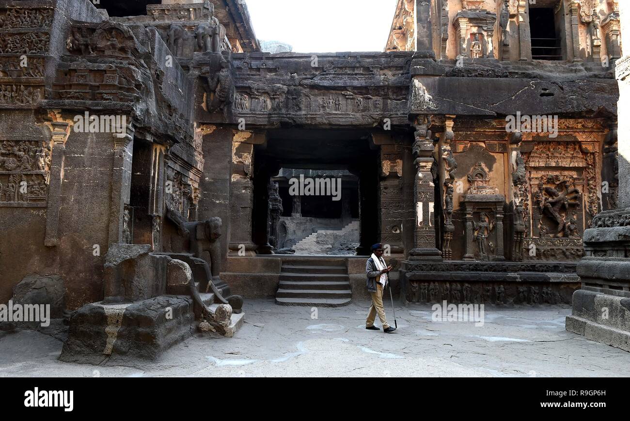 (181225) -- AURANGABAD, 25 décembre 2018 (Xinhua) -- un membre du personnel de sécurité marche à l'Ellora Grottes près de Aurangabad au Maharashtra, Inde, le 23 décembre 2018. Les 34 monastères et temples, qui s'étend sur plus de 2 km, ont été creusés côte à côte dans le mur d'une haute falaise basaltique, non loin d'Aurangabad, au Maharashtra. Ellora, avec sa séquence ininterrompue de monuments datant de l'an 600 à 1000, apporte la civilisation de l'Inde ancienne à la vie. Non seulement c'est le complexe d'Ellora une création artistique unique et une exploitation technologique mais, avec ses sanctuaires consacrés au bouddhisme, l'hindouisme a Banque D'Images