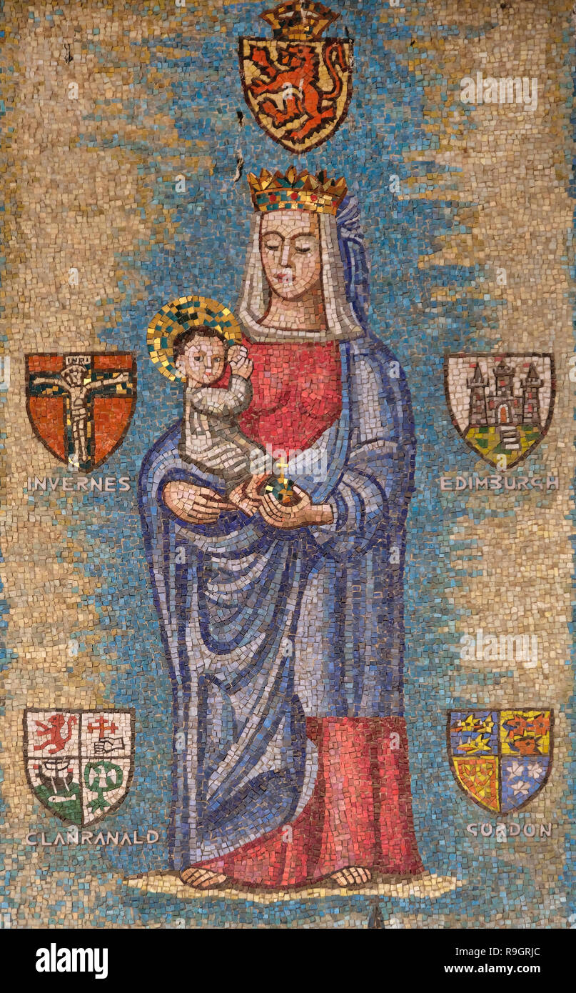 Une mosaïque peinture représentant Marie et l'enfant Jésus donné par la communauté catholique de l'Écosse dans un style qui reflète la culture de hardiment le pays et de visualiser l'annonciation dans ses propres yeux accroché au mur autour de l'avant-cour de l'Église catholique de l'annonciation ou de la basilique de l'Annonciation dans la ville de Nazareth en Galilée, dans le nord d'Israël. Banque D'Images