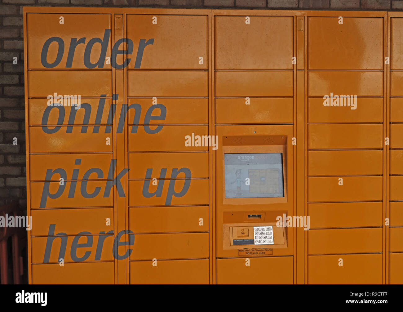 Orange Amazon casiers, commander en ligne, la prise en charge ici, Taunton Morrison's Supermarket, Somerset, Angleterre du Sud-Ouest, Royaume-Uni Banque D'Images