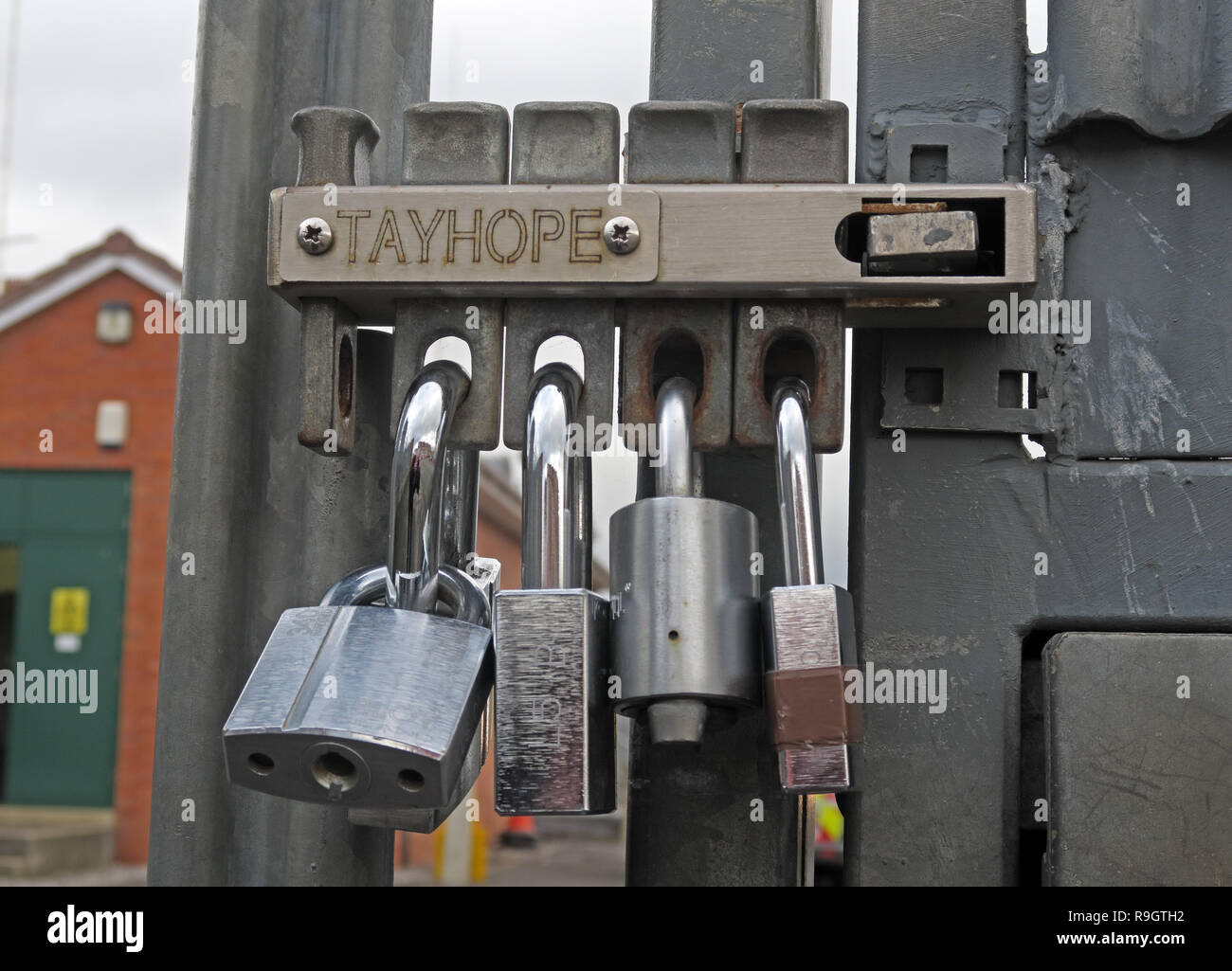 Portes sécurisées, porte de sécurité à l'aide de plusieurs serrures et cadenas, Tayhope système multi-lock, sur un sous-station gate, Western Power distribution,Bridgwater Banque D'Images