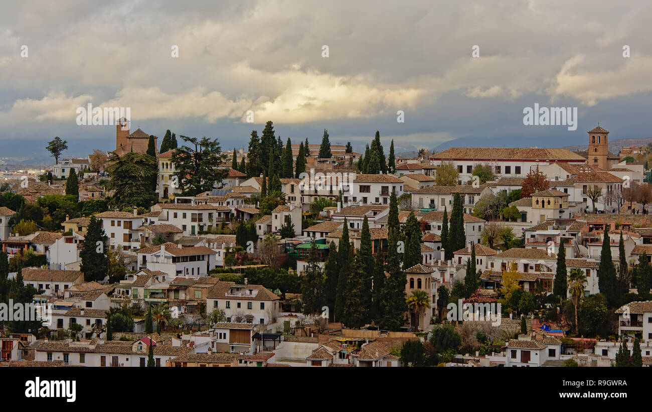 Aperçu Téléchargement maisons blanches traditionnelles et les petites églises romanes du quartier de l'Albayzin, , Granada, Andalousie, Espagne Banque D'Images