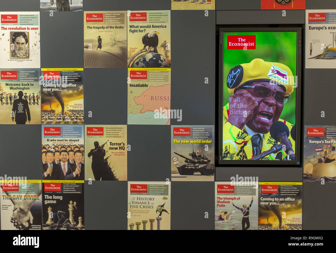 Londres, Royaume-Uni, 17 Nov 2017 : les couvertures des magazines décorer un mur à l'entrée à l'Economist, un magazine d'information mondial, à Londres, au Royaume-Uni. Banque D'Images
